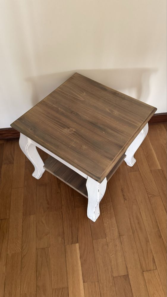 Mesa de apoio quadrada baixa