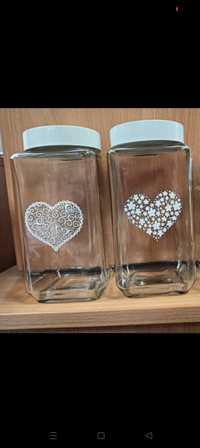 Dwa zakręcane szklane słoiki z sercem z białymi nakrętkami słoik 18 cm