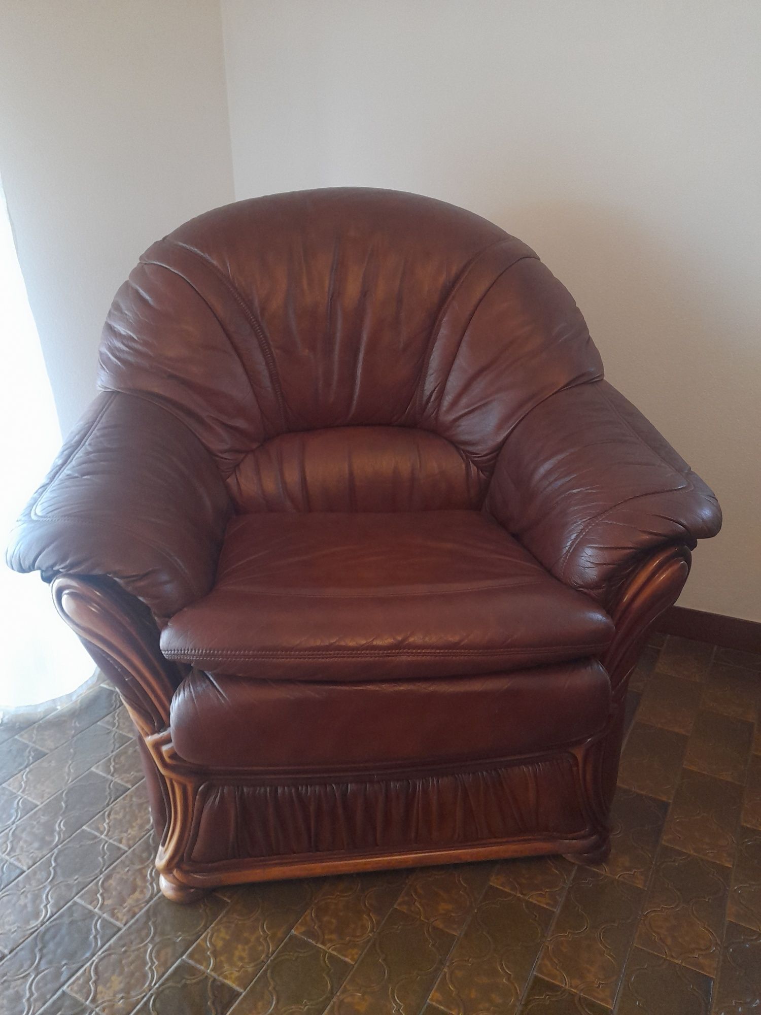 3 sofas em pele em ótimo estado