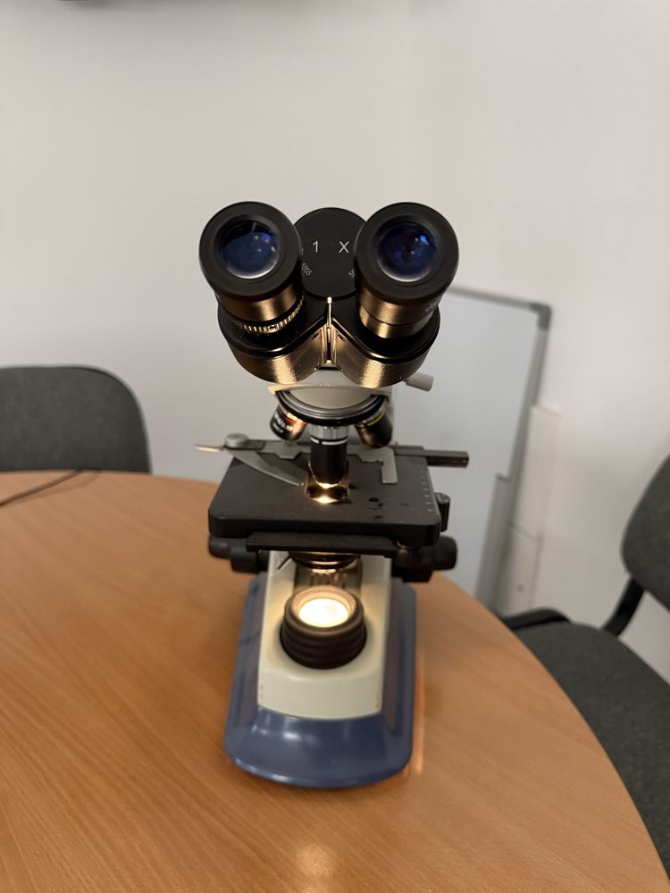 Microscópio N-180 M