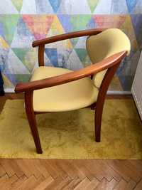 komfortowe krzesła z podłokietnikiem
