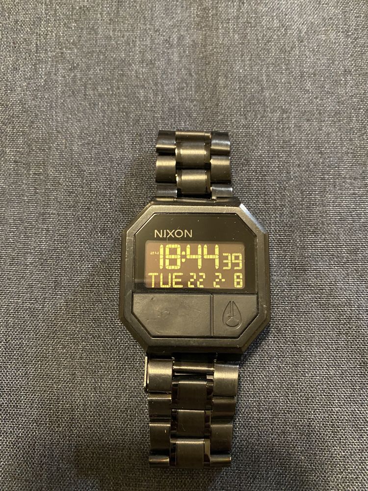 годинник NIXON RE-RUN електронний
