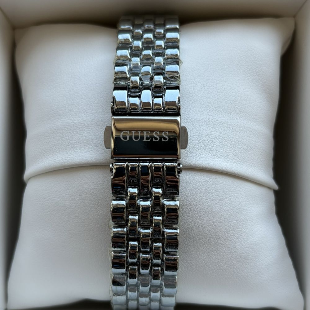 Жіночий годинник Guess на браслеті срібного кольору