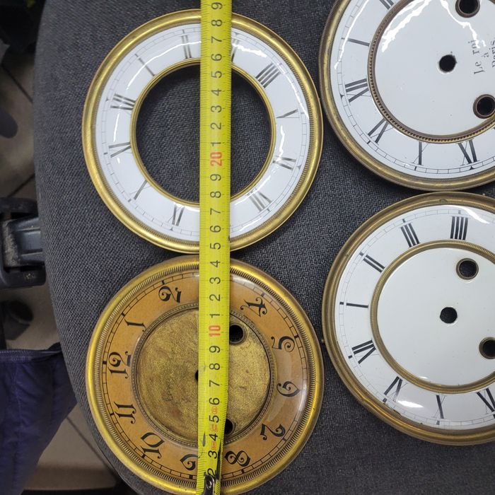 Stare tarcze do zegarów wiszących