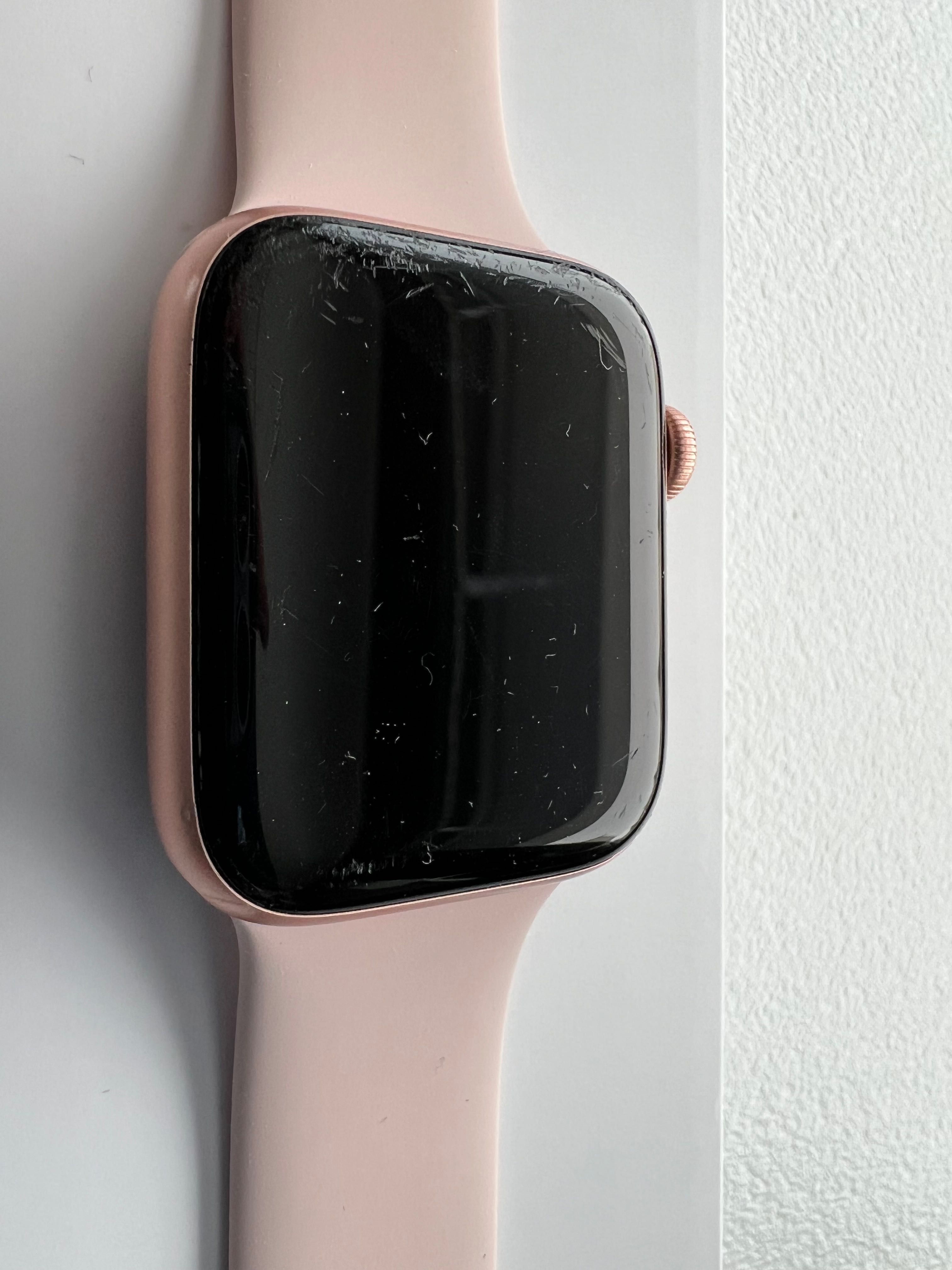 Apple Watch 6 44mm różowe złoto z opaską w kolorze różowym + 5 pasków