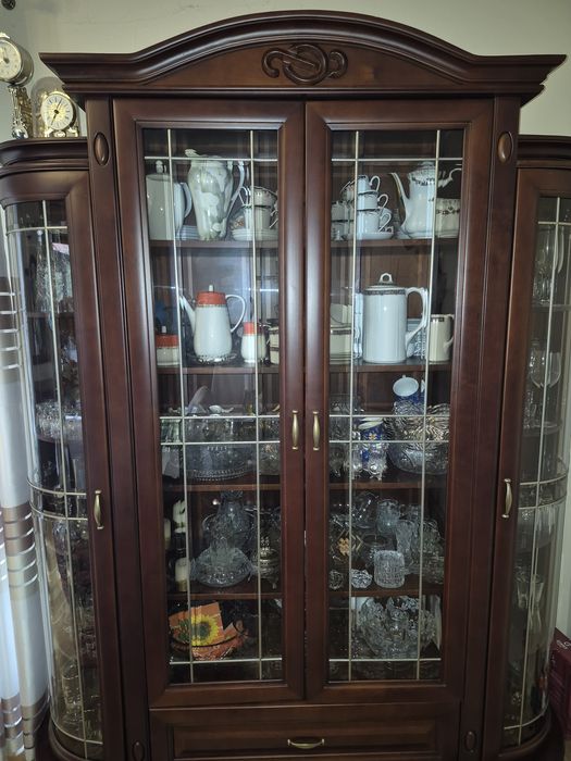 Witryna z narożnikami zaokragowanymi bardzo dobrej jakości.