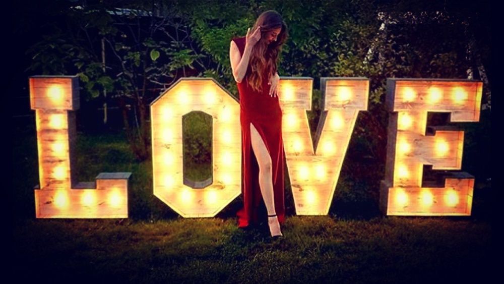 Оренда 3000 грн букви LOVE з лампочками на весілля
