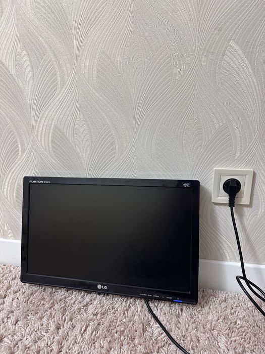 монитор LG Flatron W1941S.  Диагональ: 18,5 дюйма.