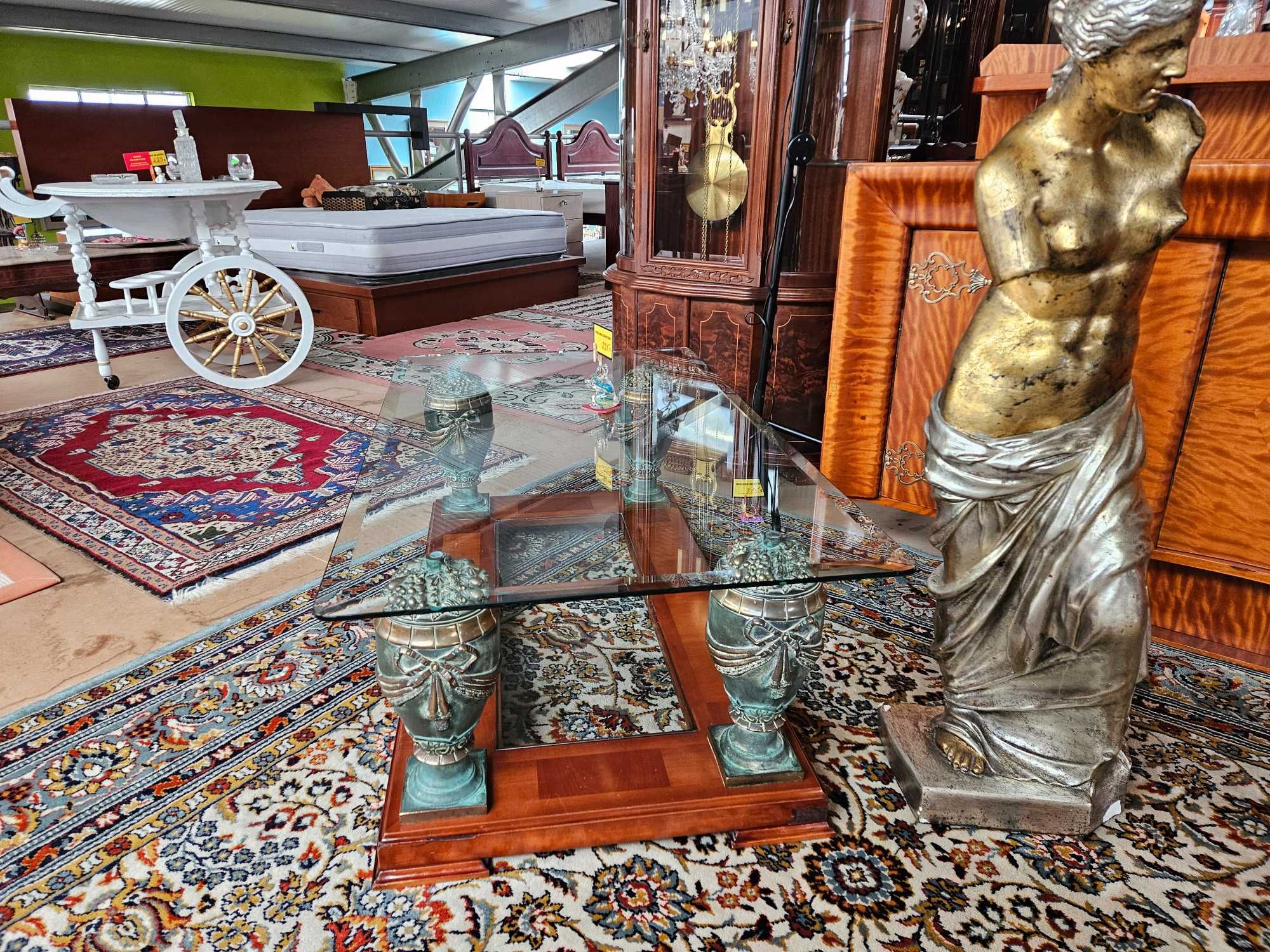 Mesa de centro em madeira com duas bases de vidro