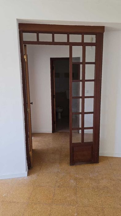 Porta de Madeira Maciça com Aro e Vidros Estilo Clássico