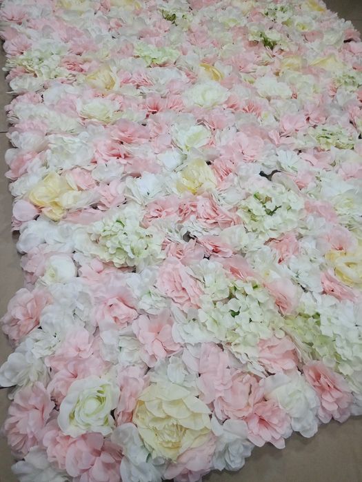 Ścianka kwiatowa tło do zdjęć fotografia ślubna białe kwiaty różowe