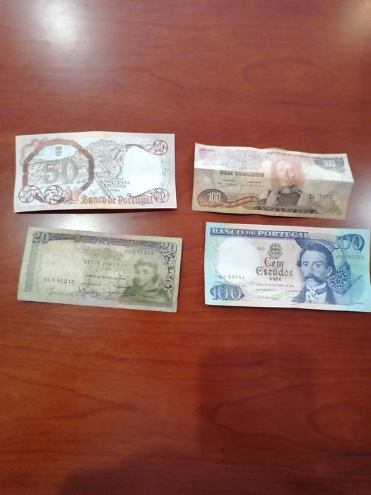 Várias notas de diversos países.
