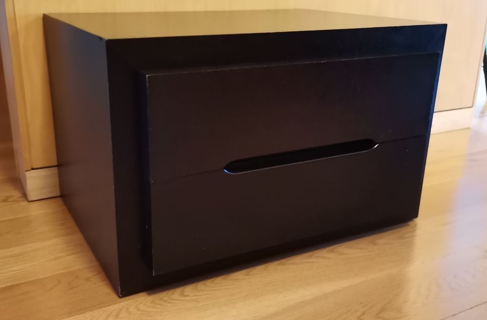 Conjunto mesas de cabeceira, em madeira wengué