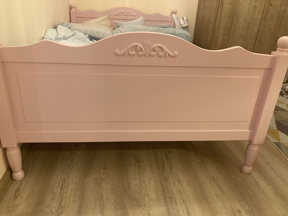 Łóżko dziecięce z ornamentem