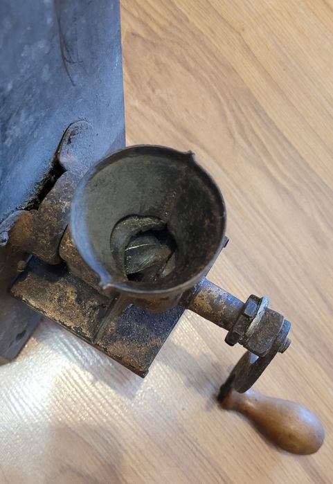 Stary młynek do mielenia kawy na ścianę