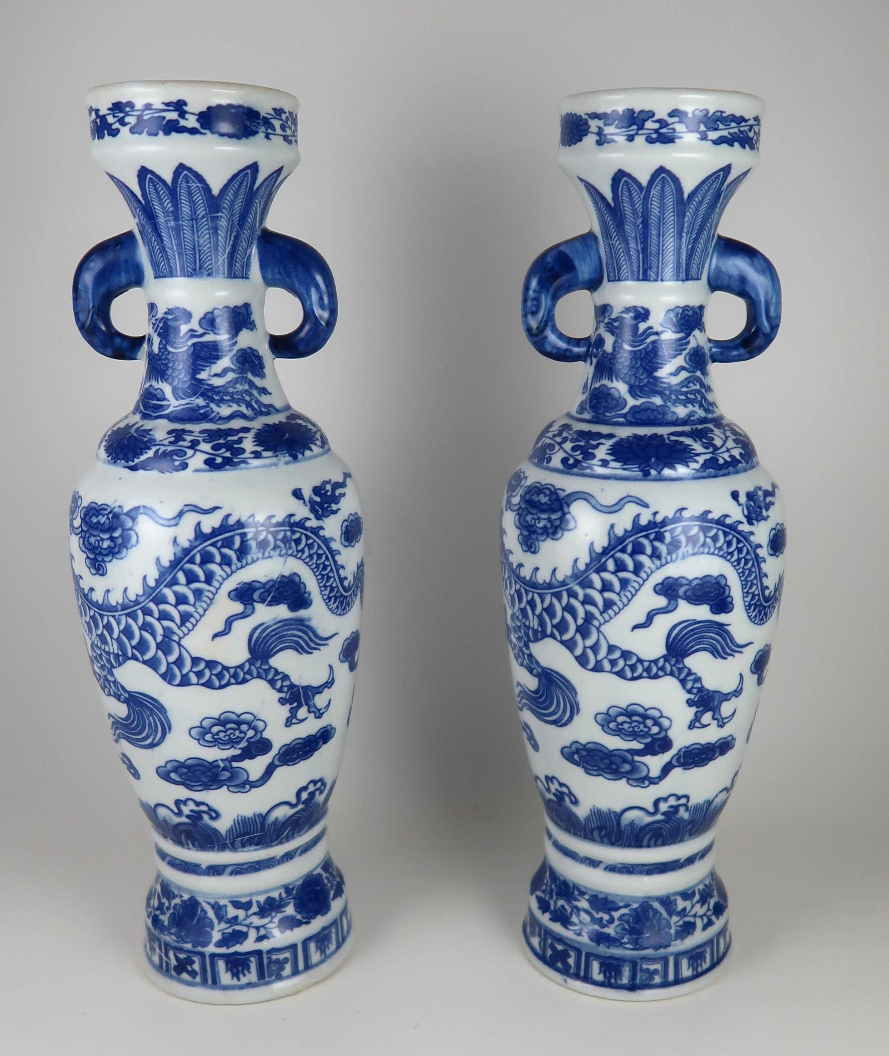 Par de Jarras em porcelana azul e branca da China, Dragões
