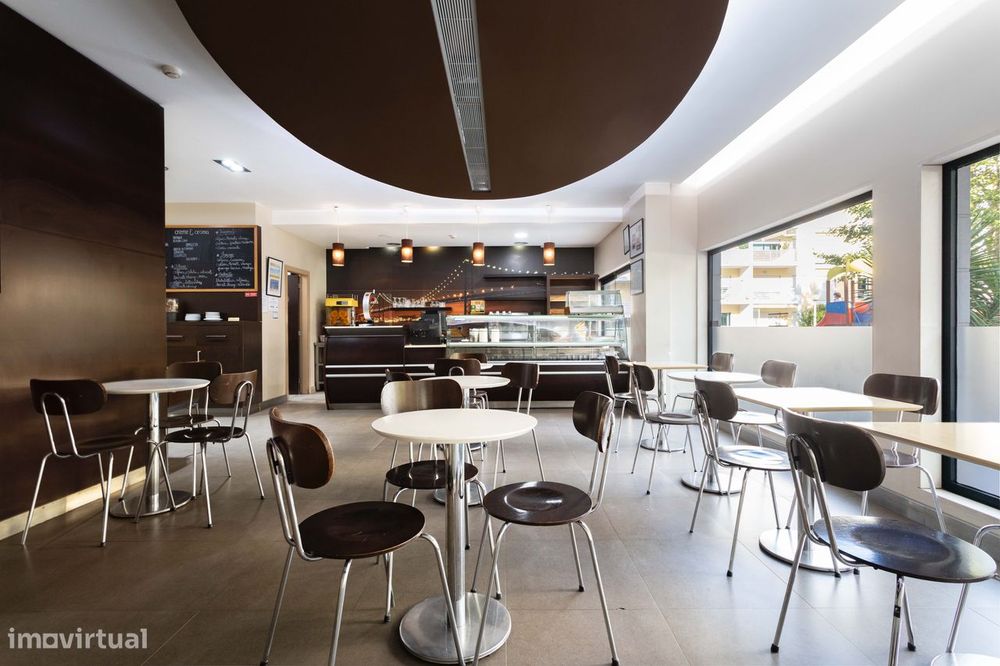 Espaço Versátil no Coração de Alcabideche: Oportunidade Única para Neg