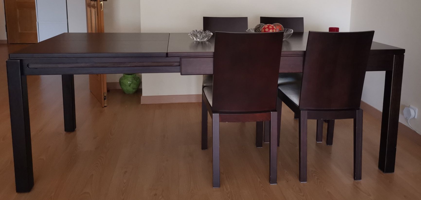 Mesa extensível e cadeiras