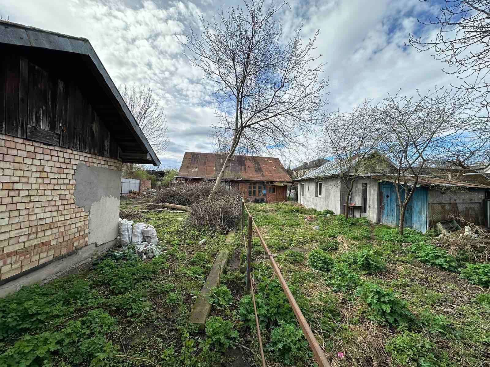 Земельна ділянка з старим будинком в центрі.