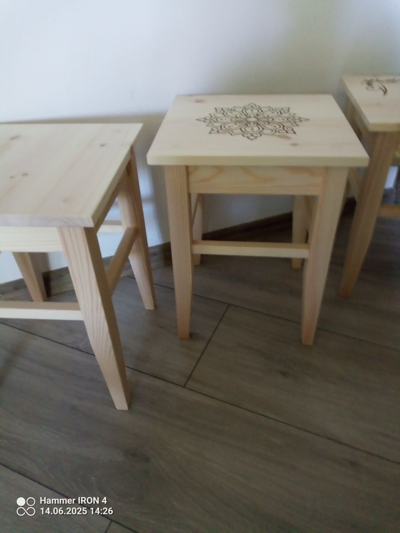 Taboret, stołek kuchenny, sosnowy.