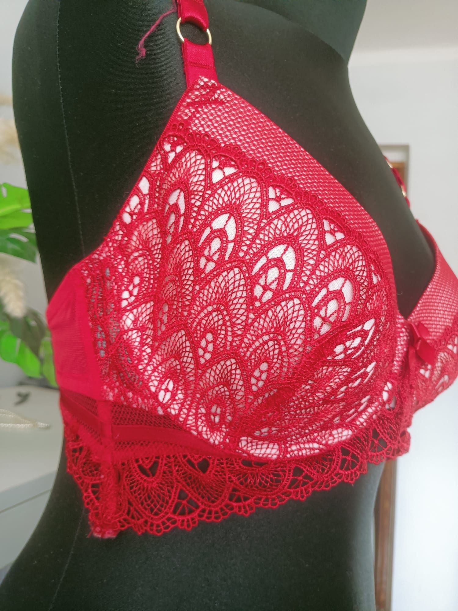Biustonosz czerwona koronka roz 75E Hunkemöller