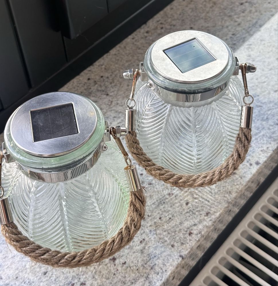 Dwa szklane lampiony solarne z rączką marka Homla