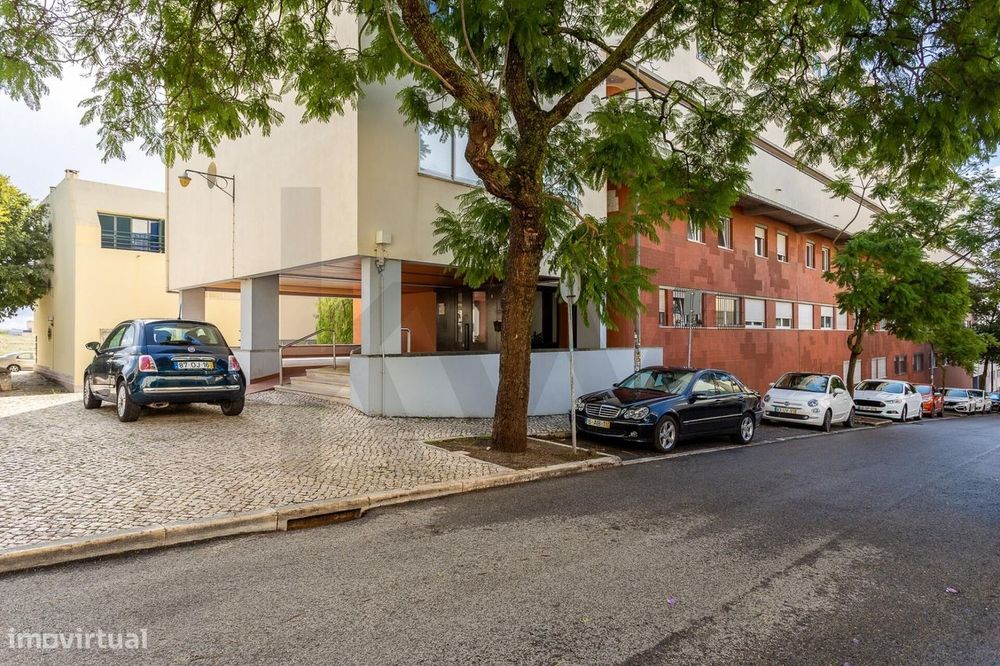 Apartamento T3 Duplex Restelo | 100m2 | 2WCs | elevador | arrecadação