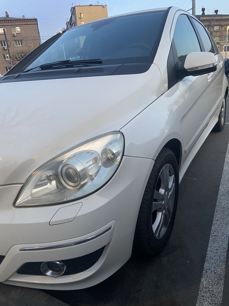 Mercedes-Benz B-180 2010року