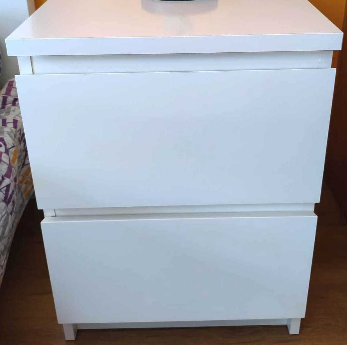Conjunto Cómoda e Mesa de cabeceira.