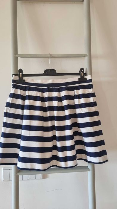 Saia às riscas azuis e  brancas