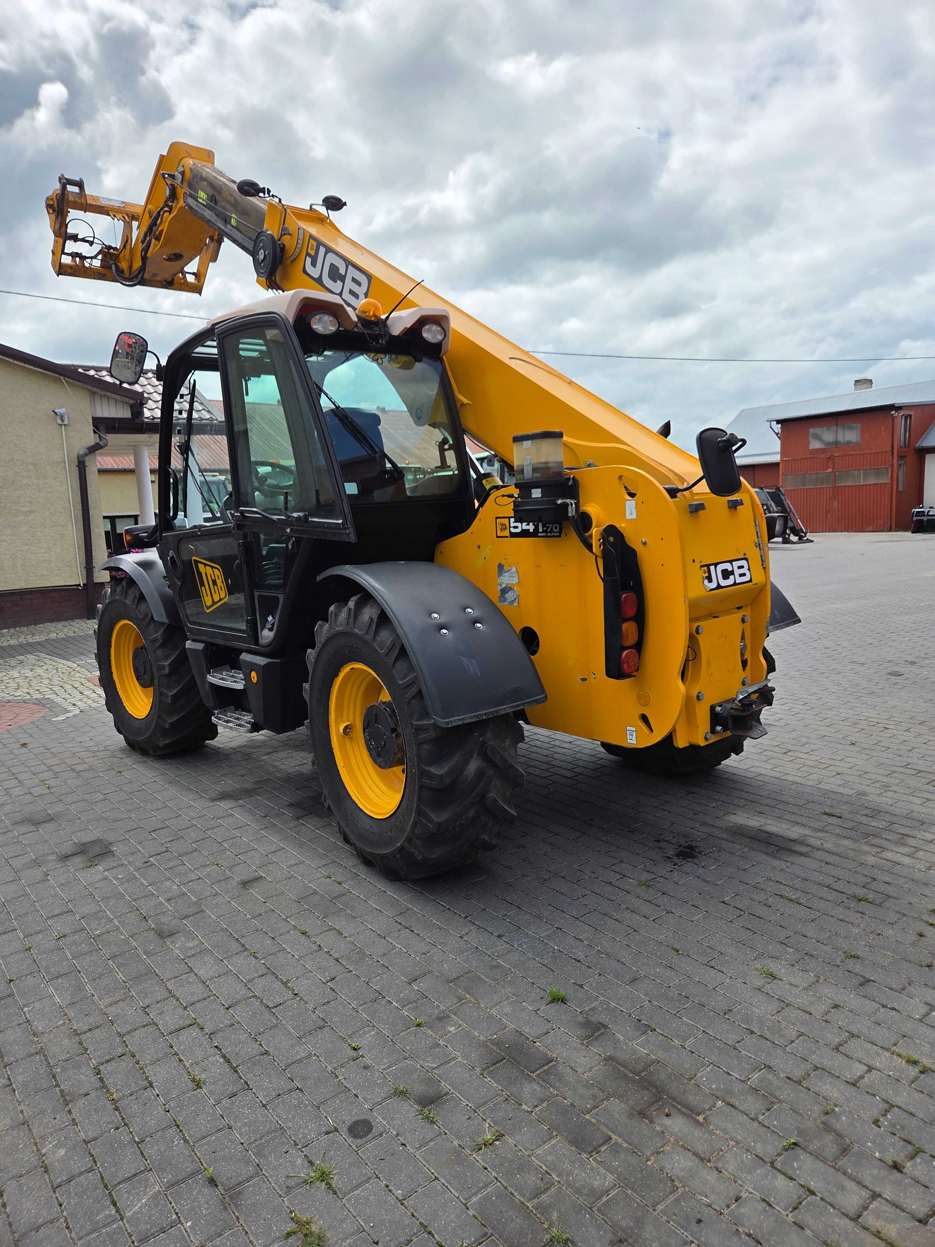 Import jcb 541.70 .531.70 brutto 
 2012.kredyt .transport 4 nowe opony