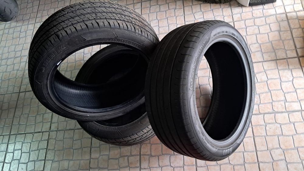 Três Pneus semi-novos