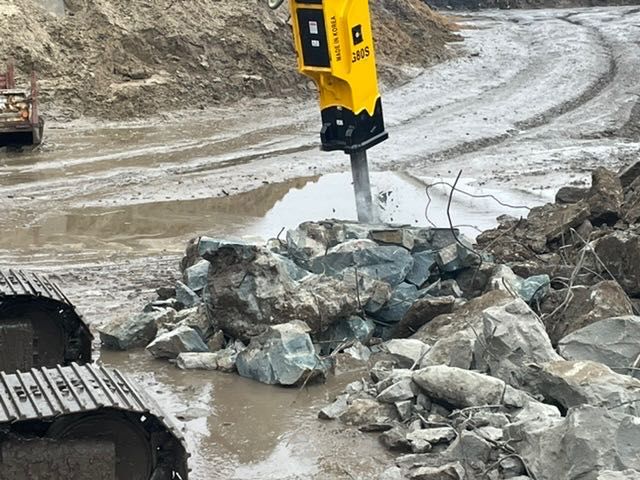 Kucie betonu , rozkuwanie posadzek , młot wyburzeniowy , koparka