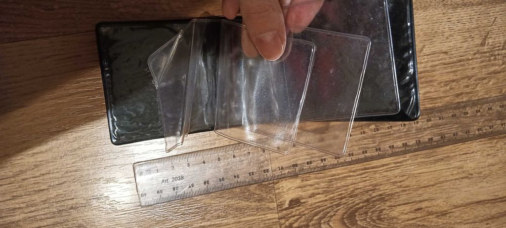 Czarne etui na dokumenty, dowód, prawo jazdy. Napis "prawo jazdy".