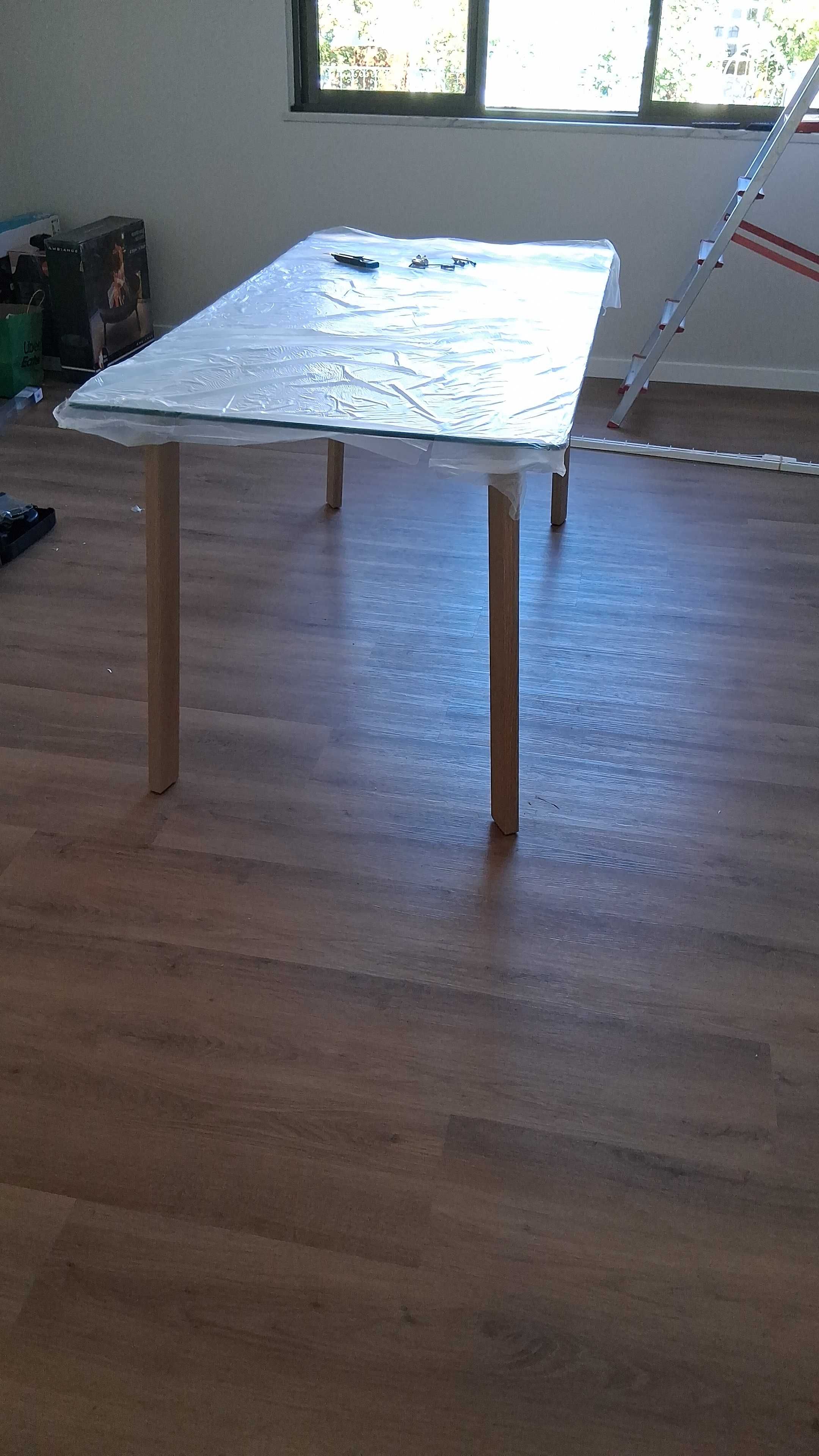 Mesa vidro com pes de madeira_Nova