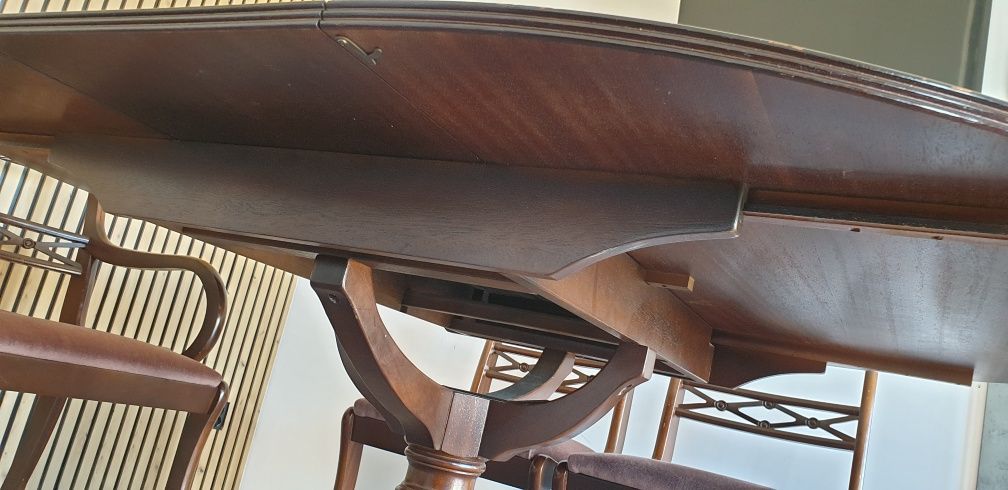 Klasyczny stół z 6 krzesłami – elegancki komplet wykonany w Anglii