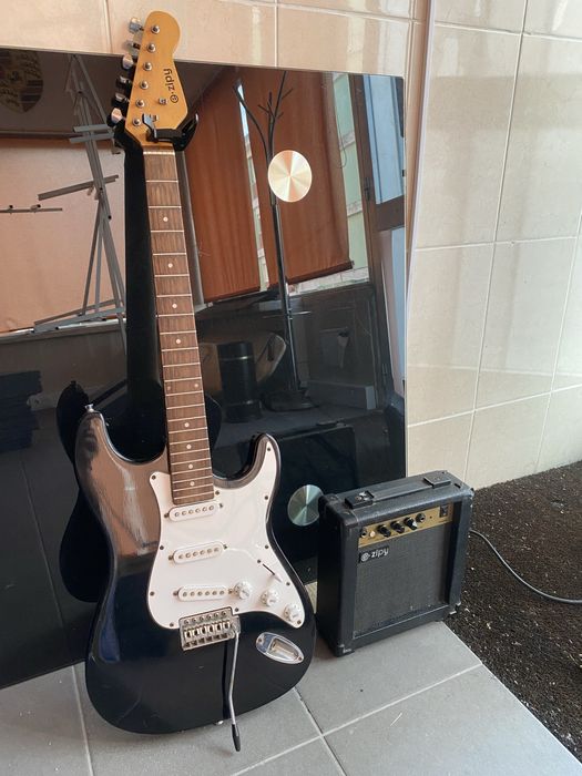 Vendo Guitarra Elétrica com Amplificador e com Estojo
