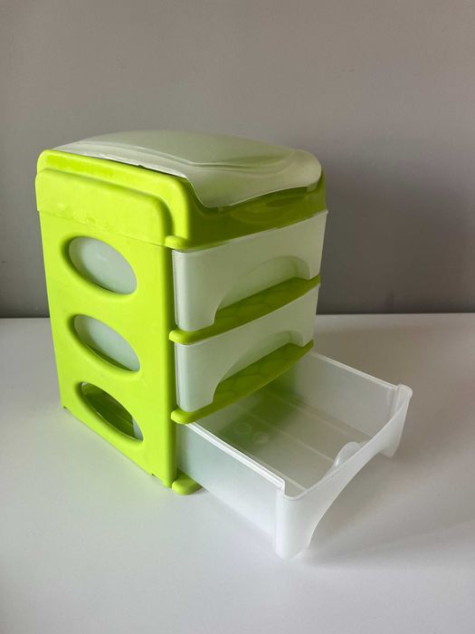 Mała, plastikowa komódka z szufladkami