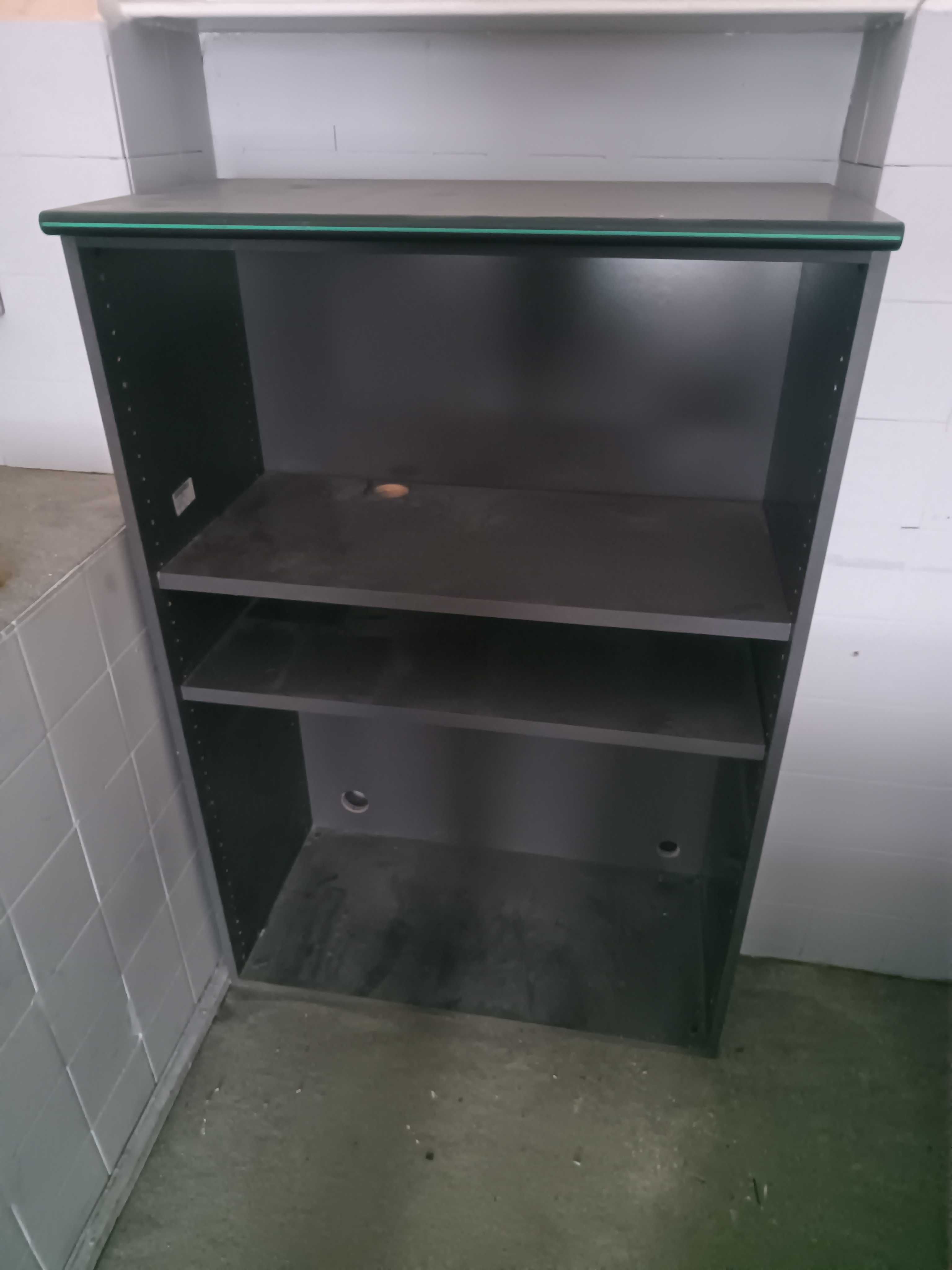 Meble biurowe, używane, kolor ciemnografitowy z zielonymi akcentami.