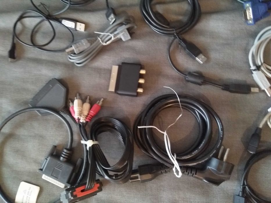 Zestaw kabli, przejściówek (vga, hdmi, usb, mini, euro), router itp