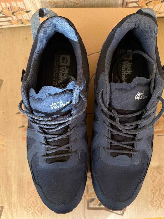 Три пары обуви (Jack Wolfskin, Safety Jogger, Respect yourself)