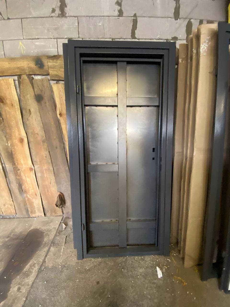 Металеві двері в підвал, коридор, склад