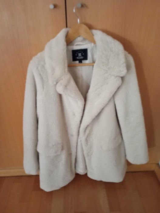 Casaco médio de pêlo branco
