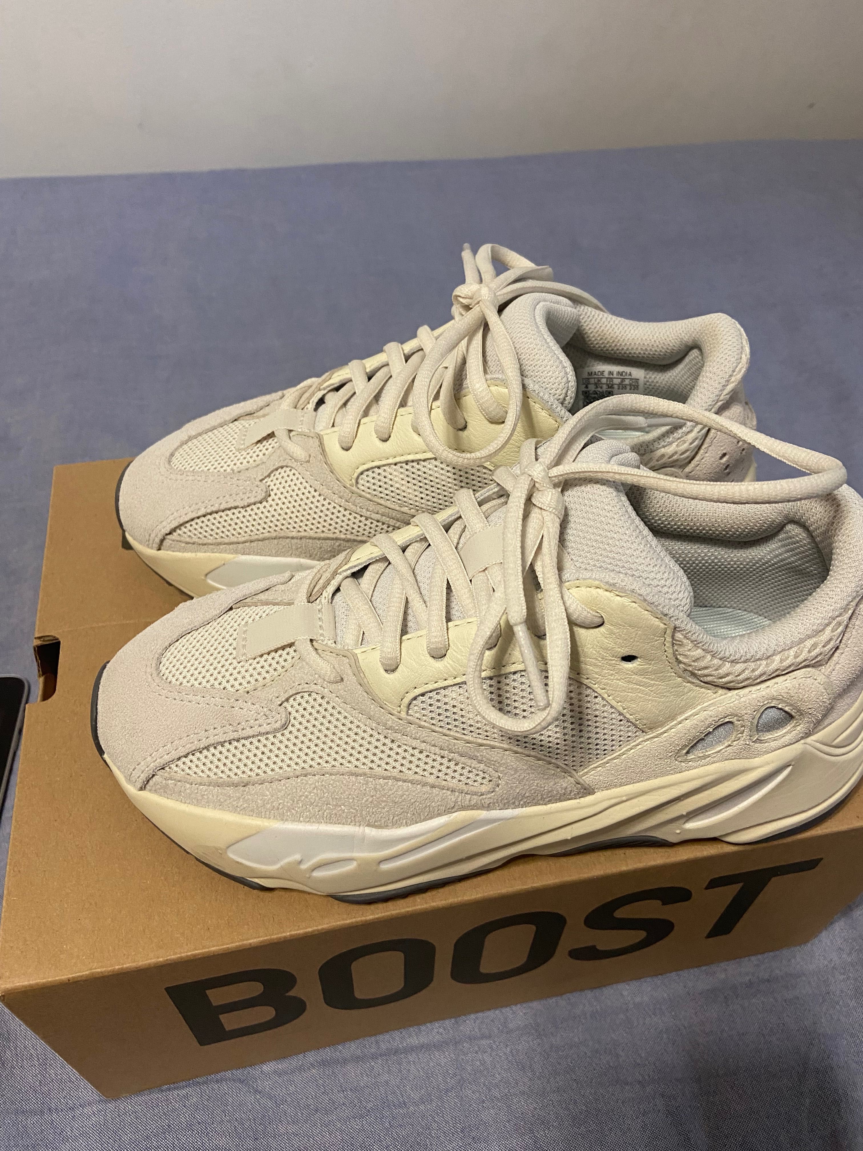 Adidas Yeezy Boost 700