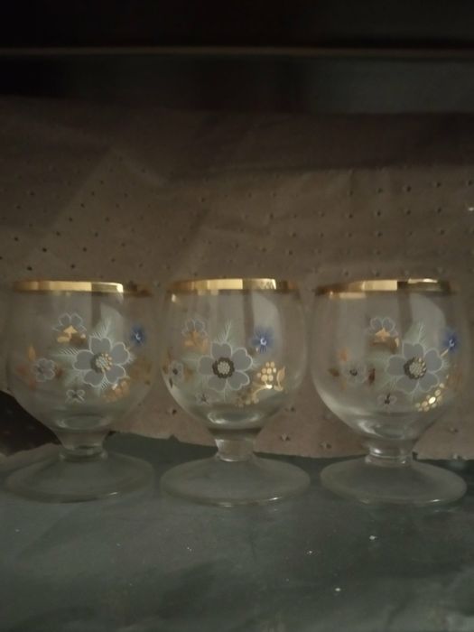 Посуда тарілки чашки келихи