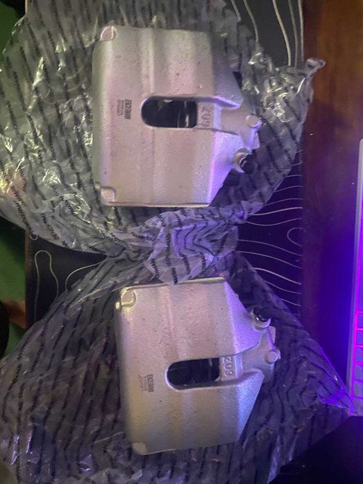 Нові передні супорти Denckermann Z09 (ліва + права пара)