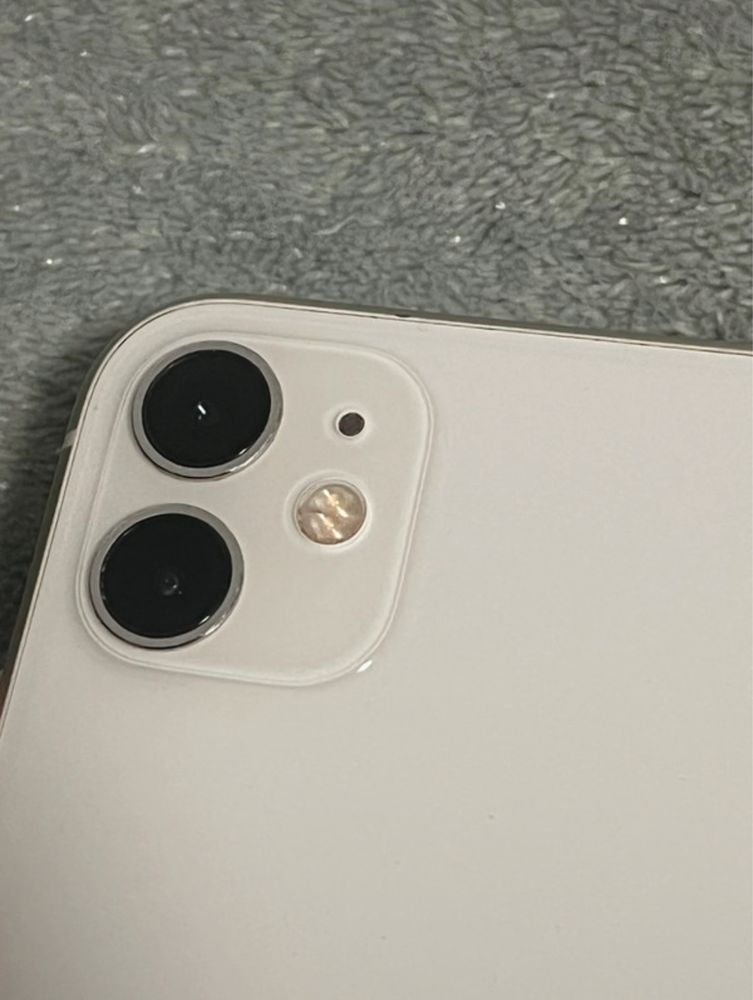 iPhone 11 biały w idealnym stanie