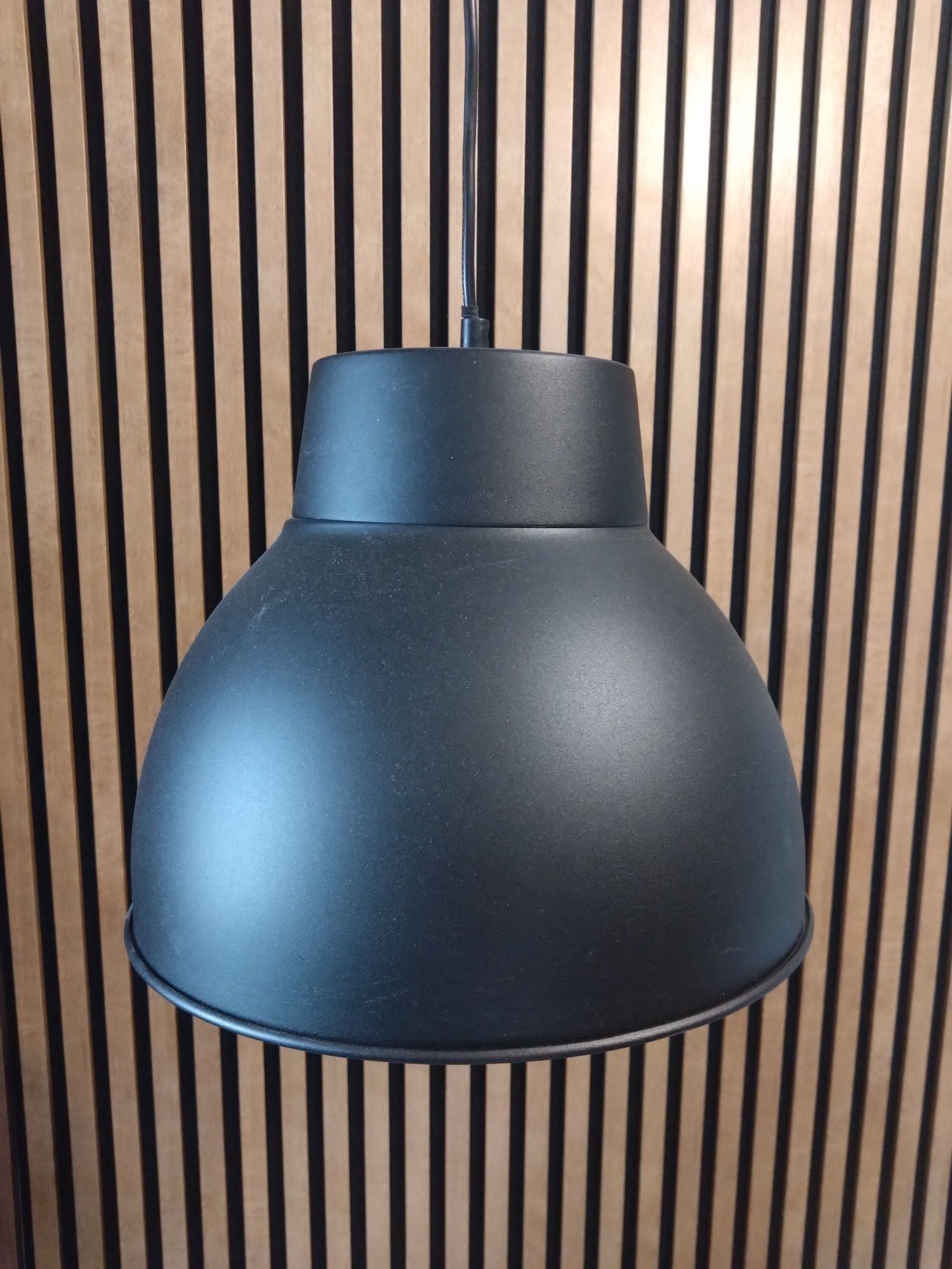 Czarna lampa wisząca