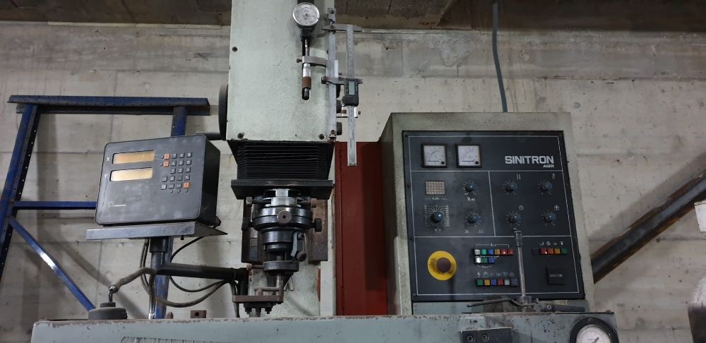 Máquina de eletroerosão Sinitron
