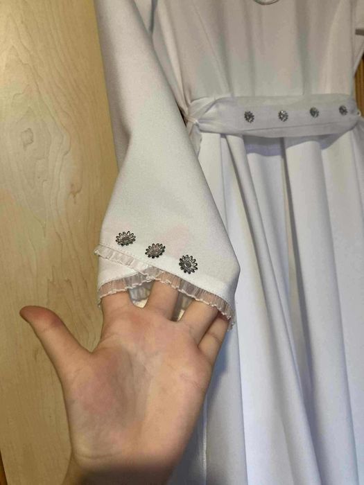 Biała Alba komunijna w zestawie z zielonym wiankiem torebką i rękawicz